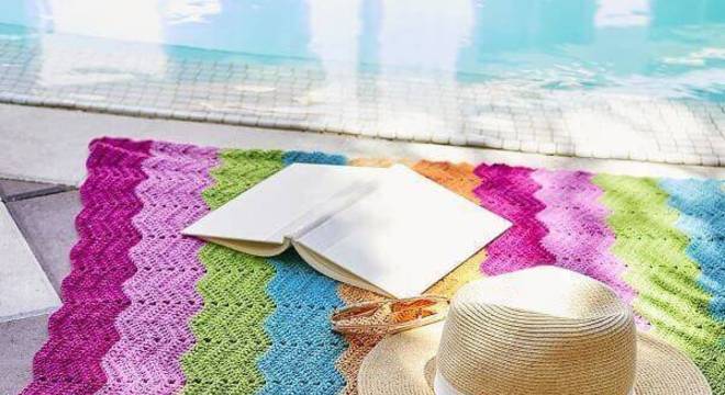 Tapete de crochê quadrado e colorido