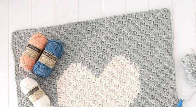 Tapete de crochê quadrado para cozinha com formato de coração
