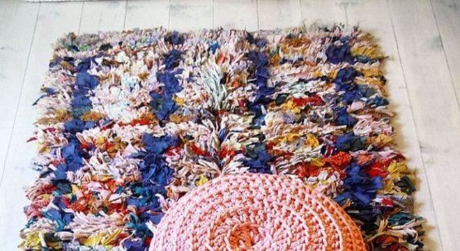 Tapete de frufru com puff de crochê combinando