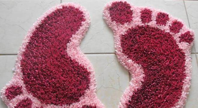 Tapete de frufru em formato de pés para o banheiro