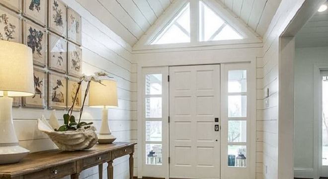 Tapete de sisal encanta a decoração do hall de entrada desta casa