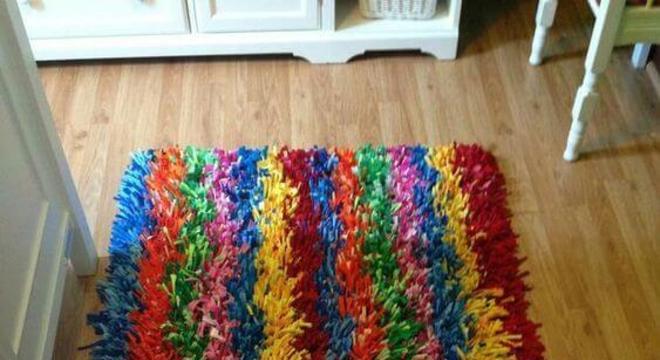 Tapete frufru colorido com as cores do arco iris