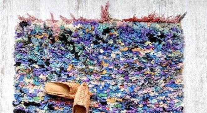 Tapete frufru colorido com puff de couro para a sala de estar