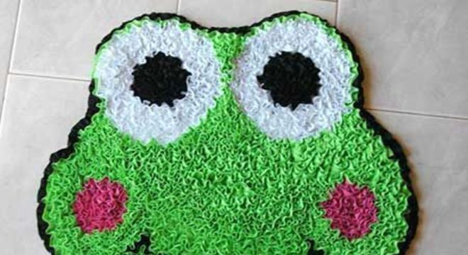 Tapete frufru com cara de sapo para banheiro