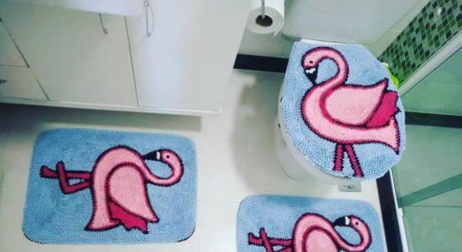 Tapete frufru de flamingo para banheiro