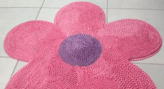 Tapete frufru de flor rosa 