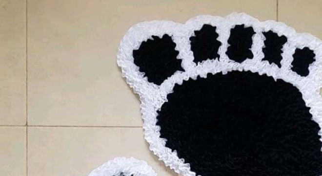 Tapete frufru em formato de pé