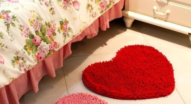 Tapete frufru para quarto em formato de coração
