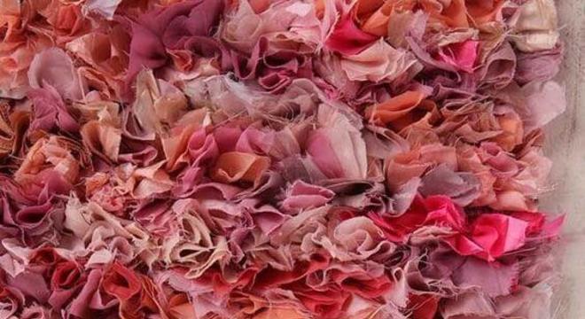 Tapete frufru para sala em tons vermelho