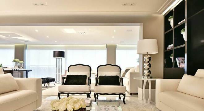 tapete medusa - sala de estar em branco e preto com tapete felpudo 