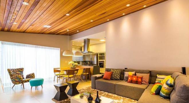 tapete medusa - teto com ripas de madeira e poltrona com estampa 