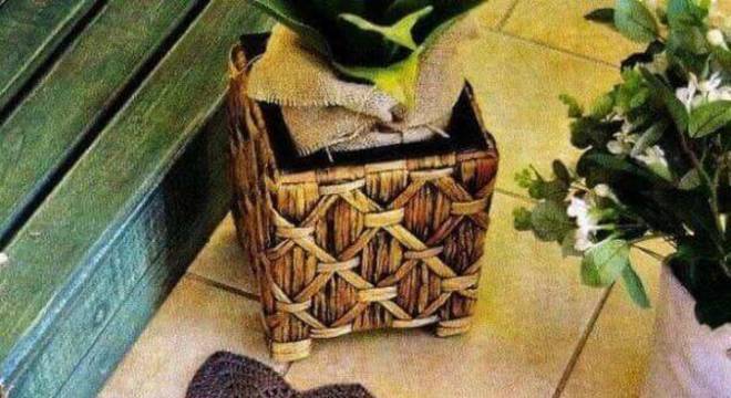 Tapete quadrado de crochê com flor amarela