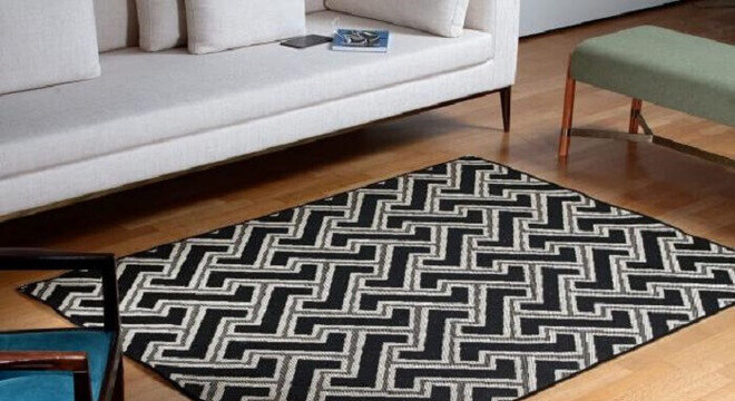 Tapete sisal colorido mesclando as cores preto, branco e cinza