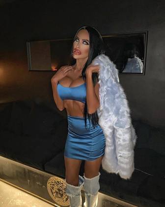 Ela já tem mais de 200 mil seguidores no Instagram e, segundo o tabloide Mirror, gastou cerca de 200 mil libras esterlinas em modificações corporais (R$ 1,2 milhão, no câmbio atual)