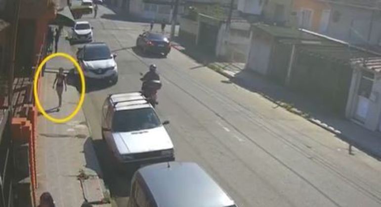 Suspeito está sempre de moto, com capacete azul, e aborda mulheres que estão sozinhas