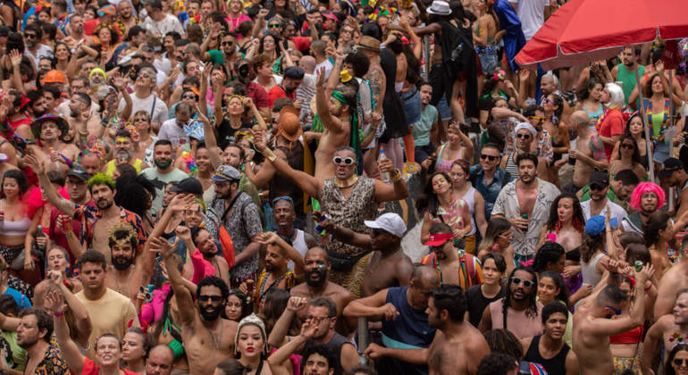 O Tarado Ni Você, um dos blocos mais tradicionais do Carnaval de São Paulo, levou uma multidão às ruas em seu desfile neste sábado (18) no centro da cidade