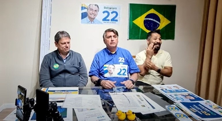 Tarcísio de Freitas e o presidente Jair Bolsonaro durante live nesta quarta-feira (28)