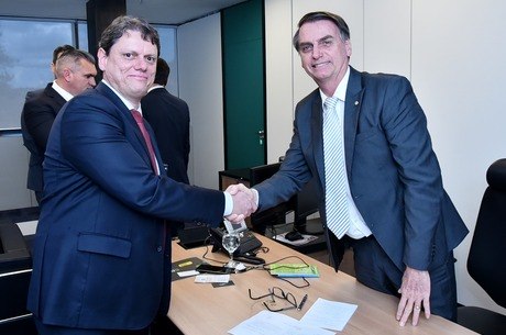 Bolsonaro vai assinar projeto de lei da cabotagem 