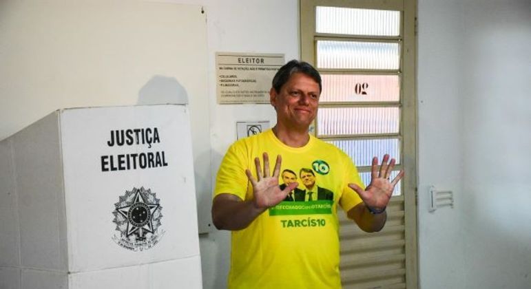Candidato Tarcísio Gomes de Freitas na sessão eleitoral durante o primeiro turno