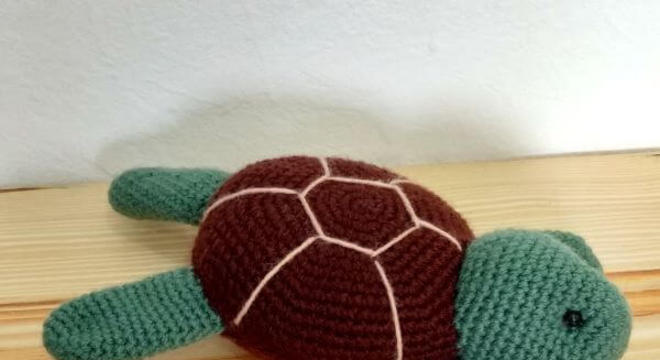 Tartaruga amigurumi para peso de porta