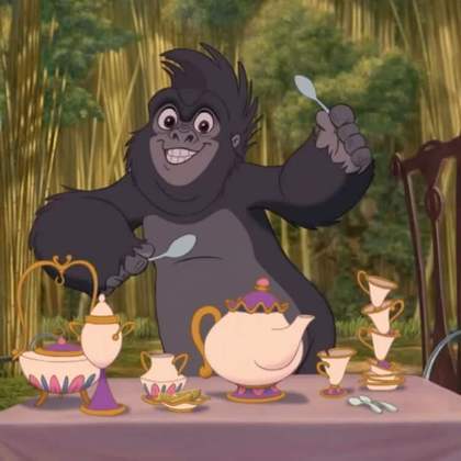 “Tarzan” (1999): Esse bule e essas xícaras te parecem familiares? Pois é. A cena de “Tarzan” é uma das mais pausadas porque existe ali uma ligação com outro filme da Disney: “A Bela e a Fera”, de 1991.