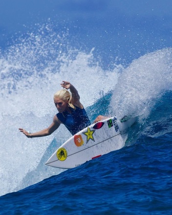 A brasileira foi campeã mundial júnior em 2013 e 2014 e estreou no circuito mundial em 2015. Como ela tem apenas 23 anos, é tida como uma das promessas do surfe feminino
