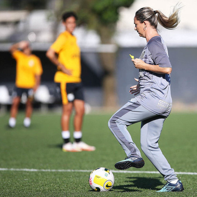 Técnica santista Tatiele Silveira durante treino: jogo neste domingo