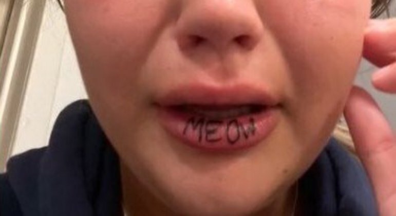 O erro de um tatuador deixou uma jovem sueca devastada