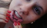 Juliana Lemes, outra mineira, também resolveu tatuar o nome do atacante no lábio inferior. Ela ainda tem a frase ' Ousadia e Alegria' no braço