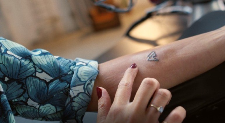 A atriz holandesa optou por uma tatuagem minimalista