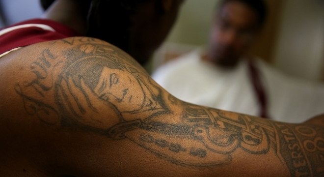 FBI recolheu fotos das tatuagens de detentos sem sua autorização, diz Dave Maass