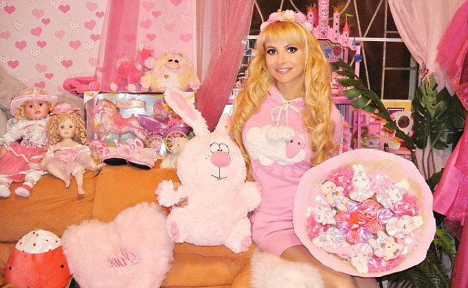 Barbie Humana gasta R$ 600 mil em cirurgias e roupas e quer