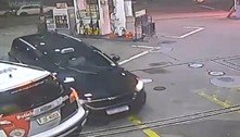 Taxista bate em viatura para chamar atenção de policiais e fugir de sequestro em SP; veja vídeo