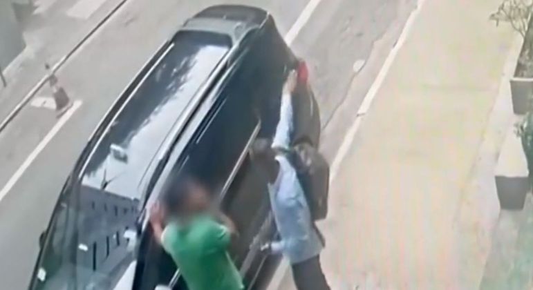 O suspeito combina o trajeto com o motorista e faz o assalto no final da corrida