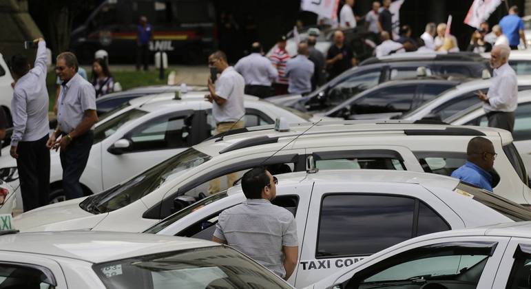 Bolsonaro sanciona isenção de IPI para taxistas até 2026