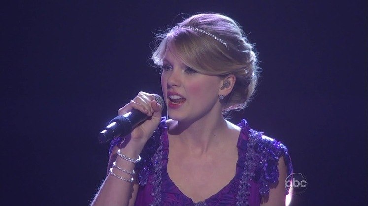 Em 2008, para a apresentação do hit Love Story no Country Music Awards, Taylor usou uma trança para amarrar o cabelo atrás para deixa-lo curto e volumoso