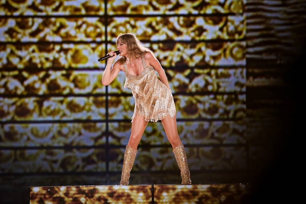 Após 11 anos, Taylor Swift voltou ao Brasil e, na última sexta-feira (17), realizou o primeiro show aberto ao público no país. Apesar da expectativa e empolgação dos fãs, a passagem da cantora americana pelo Brasil está sendo marcada por tragédias e polêmicas. Os admiradores da artista enfrentaram dificuldades desde a compra dos ingressos até as condições complicadas no estádio Nilton Santos, onde acontecem os shows do Rio de Janeiro. Entre todos esses momentos, o mais trágico é o da morte de Ana Clara Benevides, de 23 anos, que passou mal na apresentação de estreia do show The Eras Tour em terras brasileiras