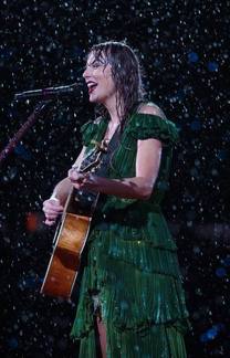 Taylor Swift faz show debaixo de chuva e maquiagem não borra (Reprodução/Instagram)