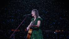 Taylor Swift faz show debaixo de chuva e maquiagem da cantora não borra; veja como