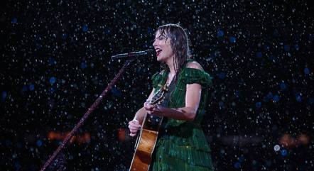 Cantora fez 3h30 de show debaixo de chuva nos EUA