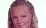 Quando tinha apenas 12 anos, a pequena artista também gostava de penteados. Os cabelos longos e lisos contrastavam com tranças finas acima da testa
