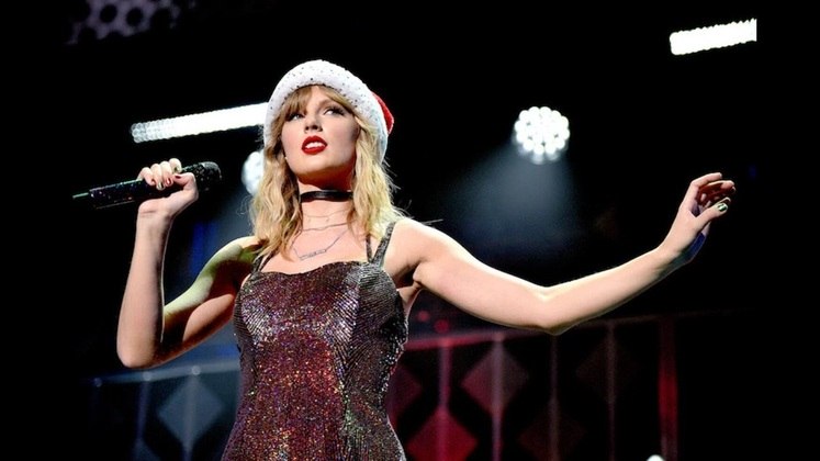 Taylor SwiftAinda no começo da carreira, a americana, que teve uma passagem polêmica pelo Brasil, lançou um EP de músicas natalinas, com regravações e composições próprias. Porém, em 2019, a cantora escreveu Christmas Tree Farm, que versa sobre a infância da artista em uma fazenda de árvores de Natal. Além da letra fofa, o refrão é contagiante e tem os tradicionais sinos na melodia