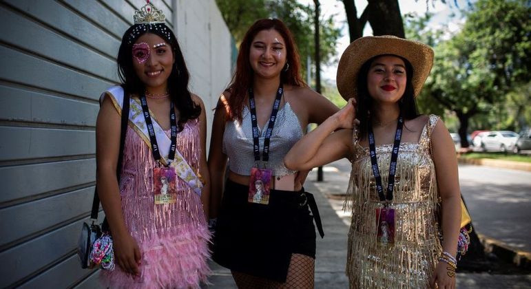 Três fãs de Taylor Swift posam para foto antes do show da cantora no Foro Sol