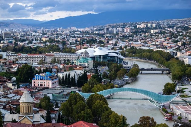 Tbilisi, Geórgia: Essa talvez seja a primeira cidade “fora da curva” da lista. O artigo fala em “cidade de conto de fadas” e destaca as ruas de paralelepípedos repletas de bares de vinho e cafés georgianos tradicionais. 