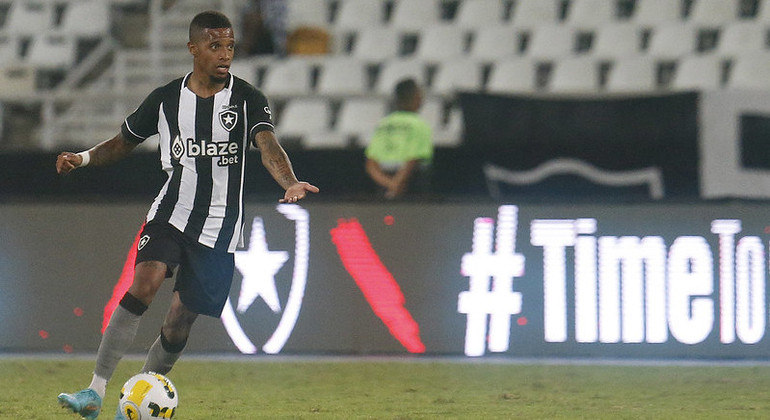 Tchê Tchê em ação com a camisa do Botafogo