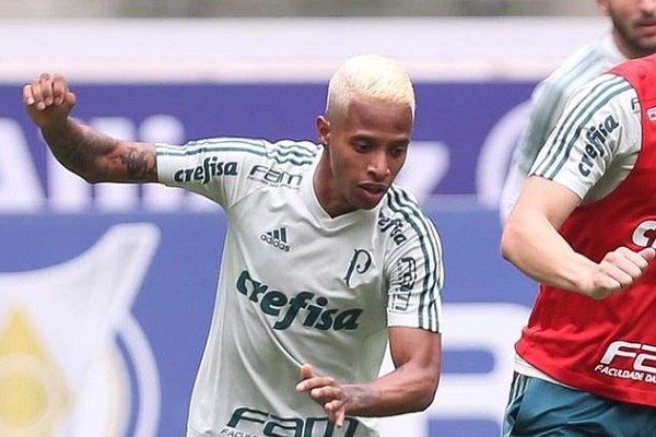 Novo corte de cabelo de Róger Guedes viraliza nas redes sociais