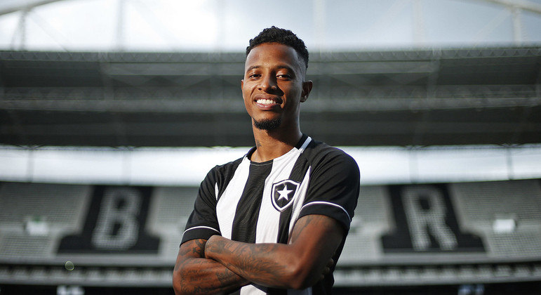 Tchê Tchê em foto oficial do Botafogo no dia de sua apresentação ao clube