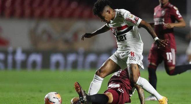Tchê Tchê tanta jogada, mas é parado por marcação do River