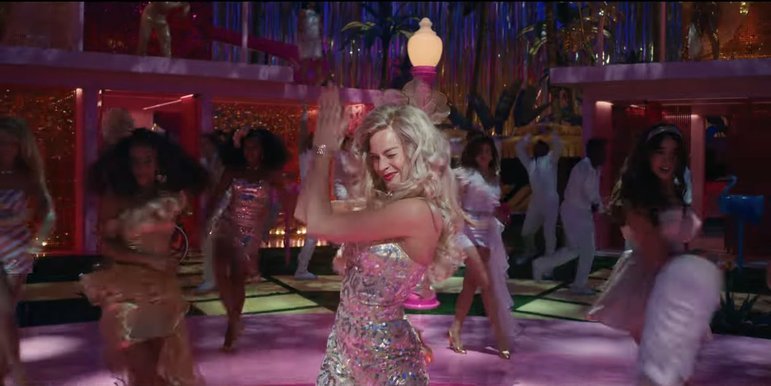 Cena de dança no teaserUma passagem específica do trailer chamou a atenção dos fãs. Com um visual inspirado nos anos 1980, Margot Robbie dança em uma boate e pisca diretamente para a câmera. Internautas levantaram possibilidades desde um musical até que o longa quebraria a quarta parede, ou seja, falaria diretamente com quem está assistindo. Porém, tudo continua uma enorme dúvida