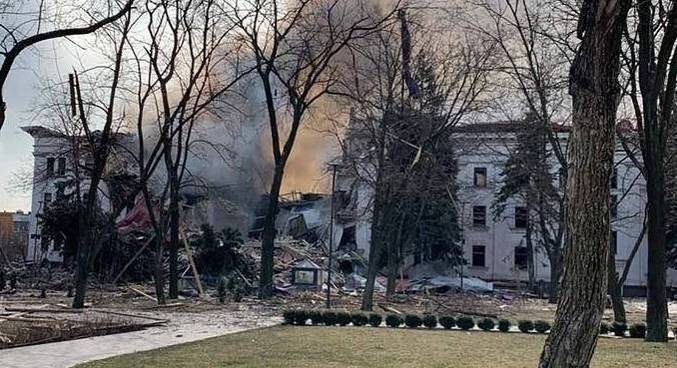 Teatro da cidade de Mariupol foi destruído após ataque russo